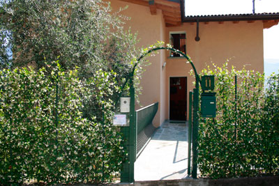 Entrata del Bed and Breakfast L'Erica - Via Aldo Moro, 11 - Onno di Oliveto Lario (Lc) - Italy